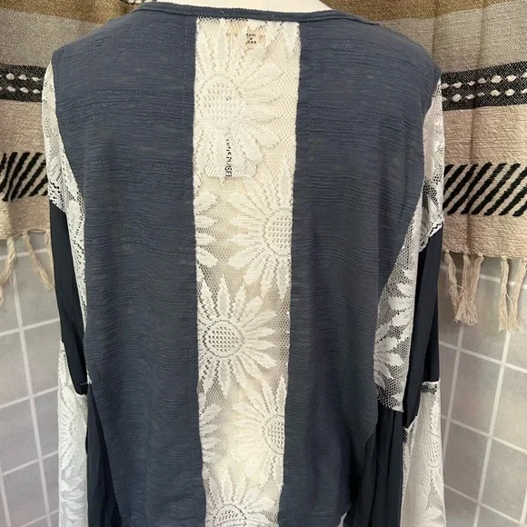 82. NWT POL V-neck Blue and White Lace Long Sleeve Blouse - Picture 8 of 8